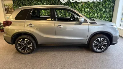 Grijs (metallic) Gebruikt 2023 Suzuki Vitara Style SUV | € 26.750 (Eerlijke prijs)