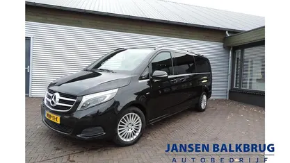 Zwart (metallic) Gebruikt 2017 Mercedes V250 Avantgarde Edition MPV | € 34.985 (Goede deal)
