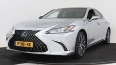 Sonic platinum metallic (grijs metallic) Gebruikt 2022 Lexus ES300H Executive Line Sedan | € 42.950 (Eerlijke prijs)