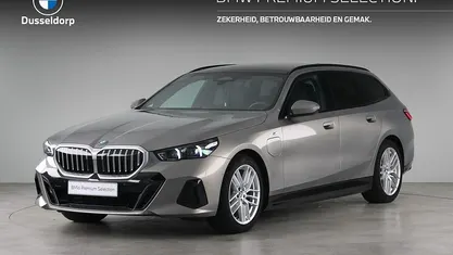 Grijs Occasion 2024 BMW 530e Stationwagen | € 54.850 (Super prijs)