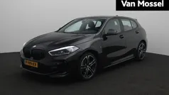 Zwart Gebruikt 2022 BMW 118 Shadowline Hatchback | € 28.395 (Eerlijke prijs)