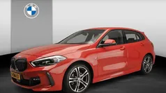 Rood, metallic lak Gebruikt 2021 BMW 118 Basis Hatchback | € 24.900 (Eerlijke prijs)