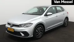 Grijs Gebruikt 2023 VW Polo Life Hatchback | € 21.900 (Eerlijke prijs)