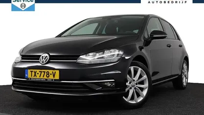 Zwart Occasion 2018 VW Golf VII Highline Hatchback | € 16.945 (Eerlijke prijs)