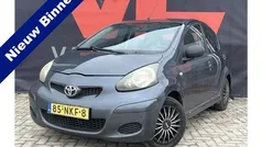 Grijs, metallic lak Gebruikt 2010 Toyota Aygo Hatchback | € 2.948 (Eerlijke prijs)