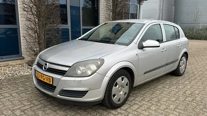 Grijs Occasion 2004 Opel Astra Enjoy Hatchback | € 1.500 (Goede deal)