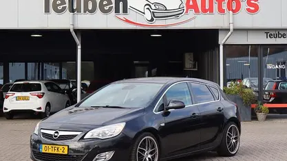 Zwart Gebruikt 2012 Opel Astra Cosmo Hatchback | € 4.495 (Goede deal)