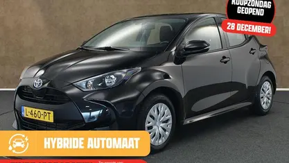 Zwart Gebruikt 2021 Toyota Yaris Hybrid Active Hatchback | € 20.145 (Eerlijke prijs)
