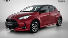 Rood Gebruikt 2023 Toyota Yaris Hybrid Style Hatchback | € 23.450 (Eerlijke prijs)