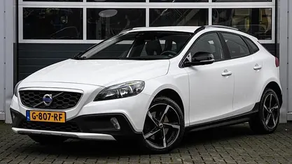 Wit Gebruikt 2014 Volvo V40 Summum Hatchback | € 9.950 (Eerlijke prijs)