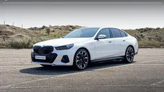 Mineralweiss metallic (a96) (wit metallic) Gebruikt 2025 BMW 550e M Sport Sedan | € 90.900 (Super prijs)