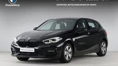 Zwart Gebruikt 2022 BMW 118 Sport Line Hatchback | € 25.450 (Eerlijke prijs)
