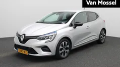 Grijs Gebruikt 2023 Renault Clio V Evolution Hatchback | € 17.435 (Eerlijke prijs)
