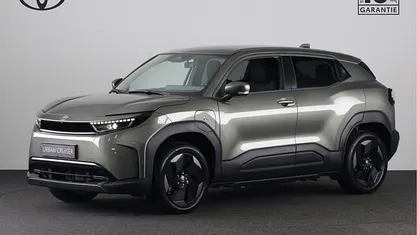 Nieuw Toyota Urban Cruiser 127 kW (174 PK) 2026 Land breeze green (donker groen metallic) SUV