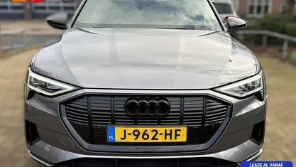 Grijs Gebruikt 2020 Audi e-tron Business SUV | € 23.650 (Eerlijke prijs)