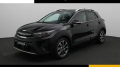 Zwart, metallic lak Gebruikt 2024 Kia Stonic SUV | € 26.400 (Eerlijke prijs)