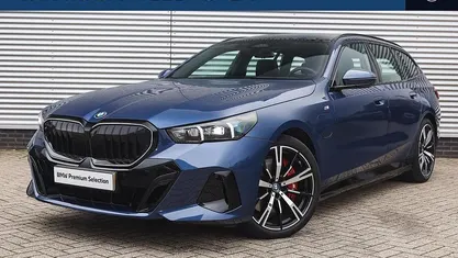 Blauw Gebruikt 2025 BMW 550e M Sport Stationwagen | € 89.750 (Goede deal)
