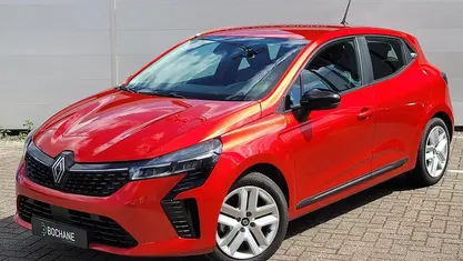 Rood Occasion 2023 Renault Clio V Evolution Hatchback | € 20.195 (Eerlijke prijs)