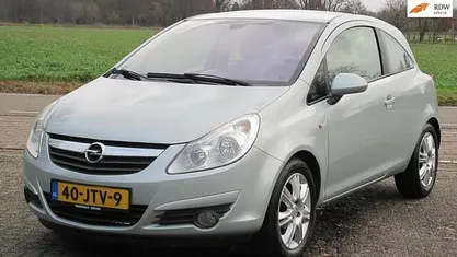 Groen (metallic) Gebruikt 2009 Opel Corsa Cosmo Hatchback | € 3.650 (Eerlijke prijs)