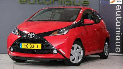 Occasion Toyota Aygo X-play 69 PK (50 kW) 2017 Rood Hatchback