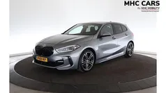 Grijs, metallic lak Gebruikt 2022 BMW 118 Executive Hatchback | € 25.700 (Eerlijke prijs)