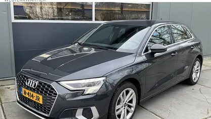 Grijs Occasion 2021 Audi A3 Sportback Business Hatchback | € 23.739 (Eerlijke prijs)