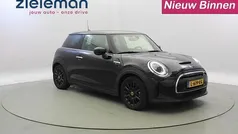 Zwart, metallic lak Gebruikt 2021 Mini Cooper Business Hatchback | € 16.845 (Eerlijke prijs)