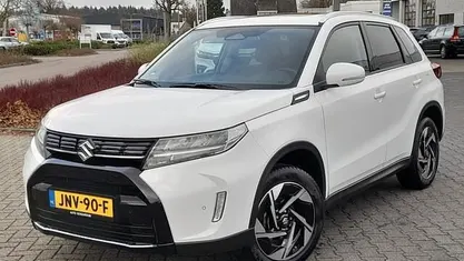 Wit Gebruikt 2025 Suzuki Vitara Style Hatchback | € 28.900 (Eerlijke prijs)