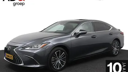 Grijs (metallic) Occasion 2023 Lexus ES300H Business Edition Sedan | € 42.450 (Eerlijke prijs)