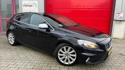 Zwart (metallic) Gebruikt 2013 Volvo V40 Business Edition Hatchback | € 6.950 (Eerlijke prijs)