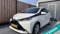 Wit Gebruikt 2016 Toyota Aygo X-play Hatchback | € 7.850 (Eerlijke prijs)