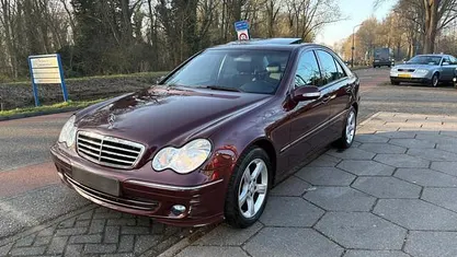 Rood (metallic) Occasion 2006 Mercedes 200 Avantgarde Sedan | € 5.950 (Super prijs)
