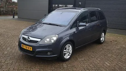 Grijs (metallic) Occasion 2006 Opel Zafira MPV | € 3.995 (Eerlijke prijs)