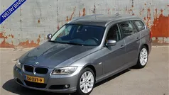 Grijs, metallic lak Gebruikt 2012 BMW 318 Luxury Line Stationwagen | € 9.750 (Eerlijke prijs)