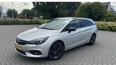 Grijs, metallic lak Gebruikt 2021 Opel Astra Edition Stationwagen | € 11.450 (Eerlijke prijs)