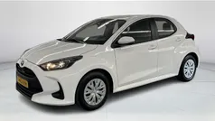 Wit Gebruikt 2023 Toyota Yaris Hybrid Active Hatchback | € 21.900 (Eerlijke prijs)
