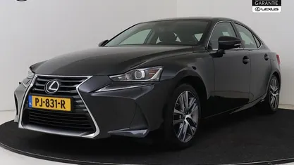 Zwart (metallic) Gebruikt 2017 Lexus IS300h Business Edition Sedan | € 22.450 (Iets duurder)