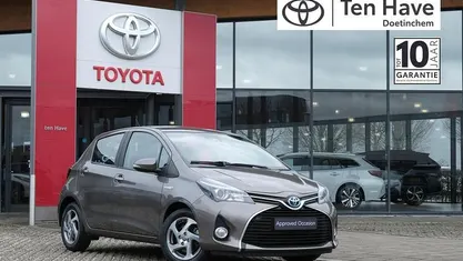 Grijs Occasion 2016 Toyota Yaris Hybrid Trend Hatchback | € 14.900 (Eerlijke prijs)