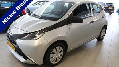 Zilver (metallic) Gebruikt 2017 Toyota Aygo Hatchback | € 7.930 (Eerlijke prijs)