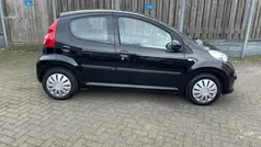 Zwart, metallic lak Gebruikt 2008 Peugeot 107 Hatchback | € 3.495 (Eerlijke prijs)