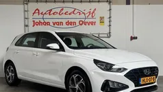 Wit Gebruikt 2022 Hyundai i30 Comfort Hatchback | € 18.450 (Eerlijke prijs)