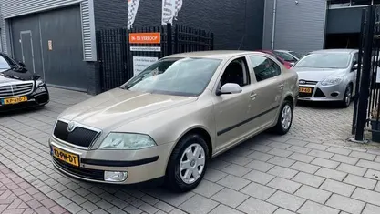 Beige Gebruikt 2004 Skoda Octavia Ambiente Hatchback | € 1.999 (Goede deal)