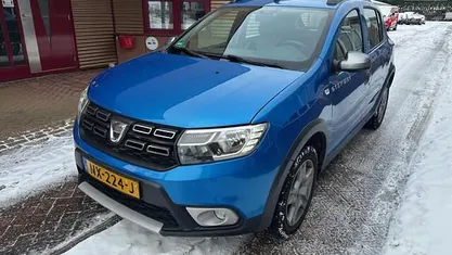 Blauw (metallic) Occasion 2017 Dacia Sandero Lauréate Hatchback | € 7.950 (Eerlijke prijs)