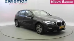 Zwart, metallic lak Gebruikt 2021 BMW 118 Comfort Edition Hatchback | € 18.845 (Super prijs)