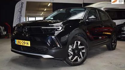 Zwart (metallic) Occasion 2025 Opel Mokka-e Elegance SUV | € 24.445 (Goede deal)