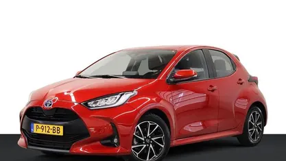 Rood (metallic) Occasion 2022 Toyota Yaris Hybrid Hatchback | € 23.250 (Eerlijke prijs)