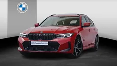 Rood, metallic lak Gebruikt 2022 BMW 330e M Sport Stationwagen | € 42.900 (Eerlijke prijs)