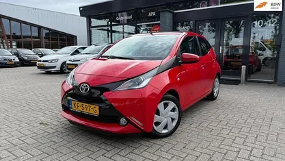 Occasion Toyota Aygo X-wave 69 PK (50 kW) 2016 Rood Hatchback