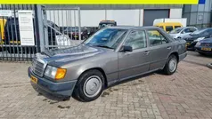 Grijs Gebruikt 1988 Mercedes E230 Sedan | € 2.999