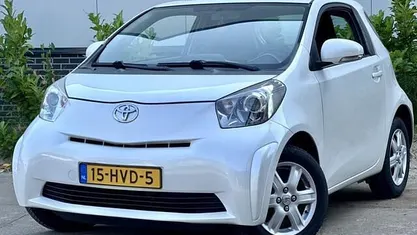 Wit, metallic lak Gebruikt 2009 Toyota iQ Comfort Hatchback | € 6.950 (Eerlijke prijs)